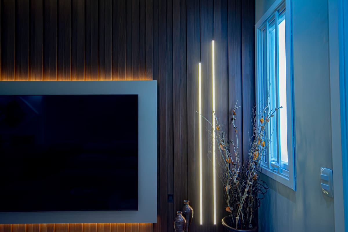 Sala planejada com painel de TV e iluminação LED — projeto Tudo Novo Italínea