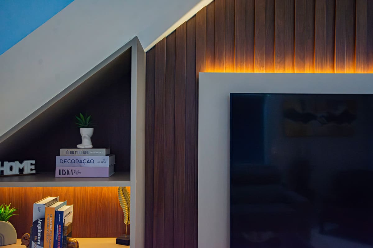 Living moderno com móveis planejados e acabamento premium Italínea