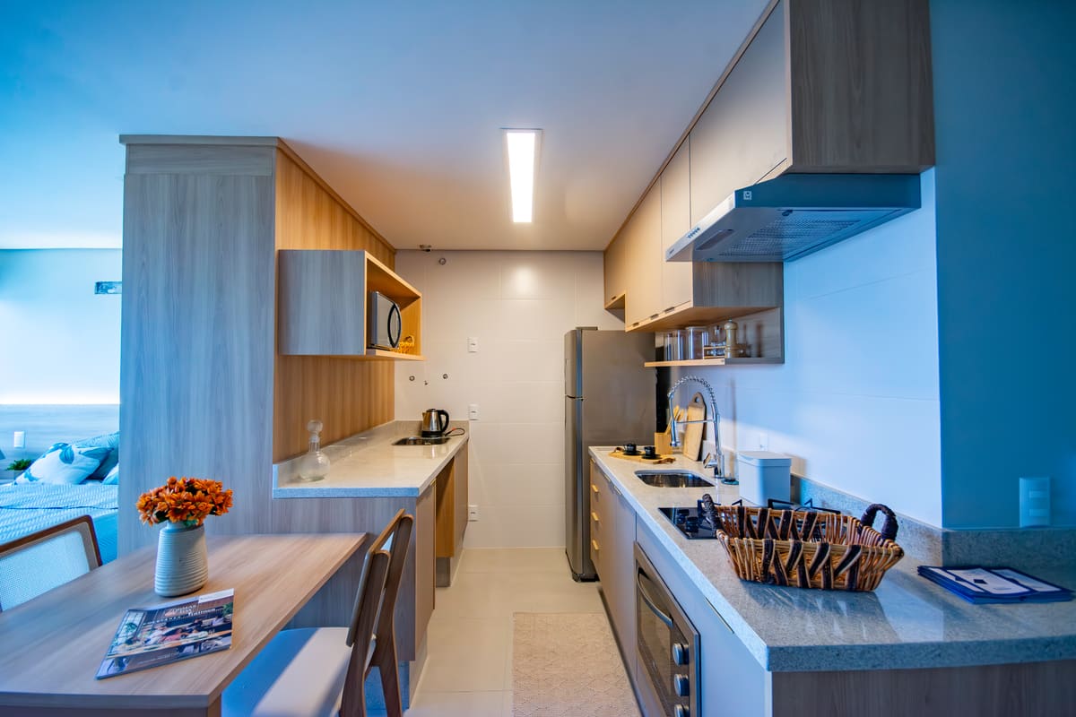 Ambiente planejado com nichos iluminados e painel ripado
