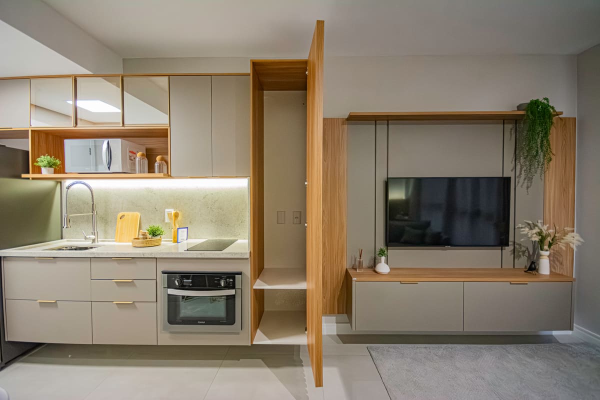 Home office planejado com móveis funcionais e design elegante